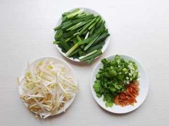 step2: 韭菜切段狀,芹菜及香菜切末 。