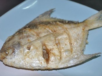 step6: 撈起瀝油放入盤上