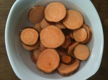 step1: 取出一碗公（或電鍋內鍋也可以），將帶皮地瓜切片放入後，加水覆蓋住地瓜。置入電鍋，外鍋放1杯水，蒸煮。