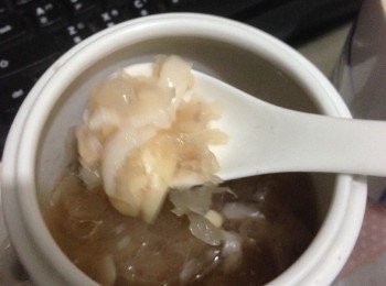 step1: 將椰青破開取出椰水及用匙羹刮出椰肉倒入燉盅加入巳浸並搣碎的雪耳、南北杏、百合、薑汁後蓋上格水大火15分鐘後轉小火燉1-1個半鐘便可關火取出享用