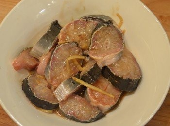 step1: 白鱔洗淨，切約1cm厚片。加入所有醃料拌勻，醃半小時。