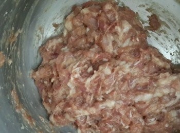 step2: 再將水分次加入絞肉中~攪拌至完全吸收水分