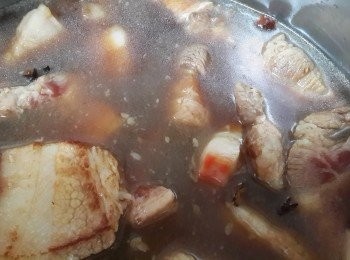 step4: 蒜頭蔭瓜及適量水加入步驟3 煮滾後轉小火悶煮10分後熄火~此時不要打開鍋蓋 利用餘溫將肉軟化~