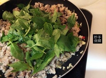 step7: 稍微讓蒜頭炒香之後,就可以把蒜頭辣椒跟豬絞肉充分混合,
接著到入剛剛調好的醬汁拌炒,
依序再放入九層塔葉~