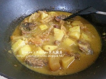 step9: 再加入薯仔及利川咖哩汁拌勻 , 蓋上蓋用慢火繼續炆30分鐘後熄火焗30分鐘