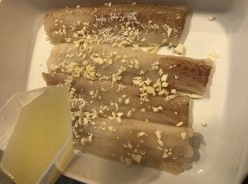 step1: 魚柳洗凈, 用乾布或紙巾印乾. 

用檸檬汁及蒜蓉醃魚柳1小時