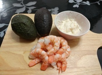 step1: 將所有材料冷藏至臨食才開牛油果和拌沙律醬以防牛油果肉變色。