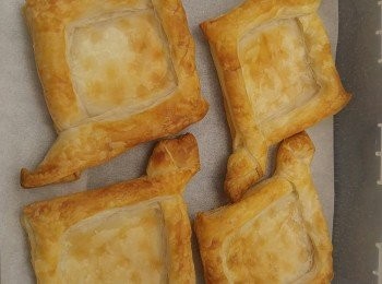 step4: 焗製時間設定為25分鐘,中途轉一轉焗盆方向,實際時間請自行目測,時間可加可減。焗製其間準備<span class="group_2">吉士醬</span>,將吉士所有材料混合攪混,用鑊慢慢煮到杰身,如想更滑可過篩一次。