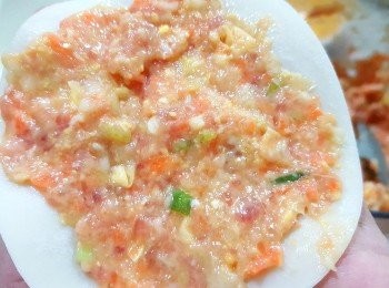 step3: 3、將水餃皮先塗上一點點的水後，放入餡料。