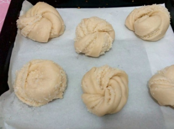 step9: 然後將兩端打結，即成花朵生坯。