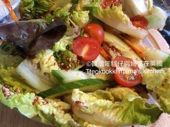 step7: 帶即棄手套用手將沙律菜和醬汁輕輕拌勻，即可。