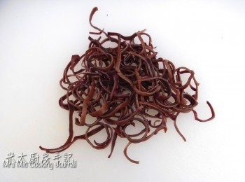 step2: 黑木耳用水浸至發大變軟，把硬的部分切去，然後切成幼絲。
