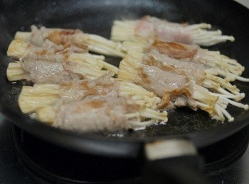 step4: 豬肉變色，然後反轉再煎兩分鐘，之後不停反轉再煎至金黃色，盛起備用