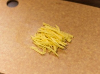 step2: 薑切絲，蔥切段，鯖魚解凍後沖洗一下再用廚房紙印乾