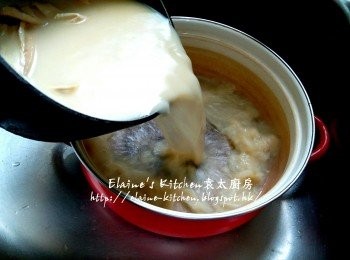 step13: 再將湯及材料倒回煲內 , 加入雪耳拌勻 , 轉用中火煲15分鐘