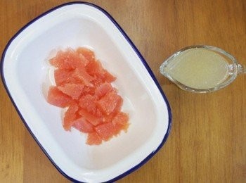 step1: 將葡萄柚果肉取出..冰箱冷藏備用!! 檸檬汁.鹽.糖.橄欖油.白胡椒粉一起拌勻~~ **醬汁的部分依照個人喜愛..因為每顆的檸檬酸度不同!!!