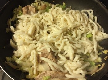 step7: 把烏冬散開, 炒勻