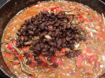 step7: 再加入豆鼓拌炒一下,可先試吃看看,再依個人喜歡的鹹度做調整。