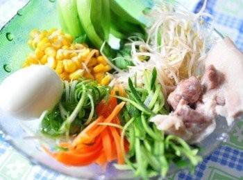 step1: 將所有備料備妥，切細絲、豆芽菜及青江菜川燙