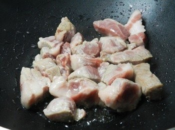 step4: 鍋子熱後先下一大匙油，再下五花肉塊快炒