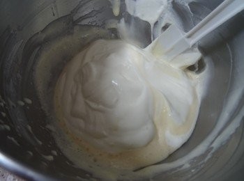 step4: Mascarpone 芝士加進蛋漿中攪勻，再加入忌廉攪勻。