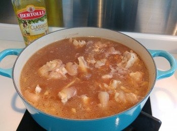 step3: 先用百得利純正橄欖油爆香蒜蓉,乾蔥蒜,薑跟住下南乳汁,南乳和腐乳再下豬手,老抽,生抽略炒後加熱水和冰糖蓋蓋炆豬手