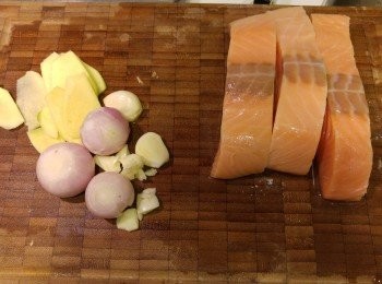 step1: 三文魚索乾水份加入<span class="group_4">醃料</span>,