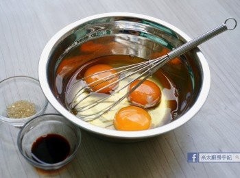 step2: 雞蛋加入生抽和糖打勻。