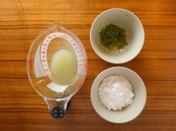 step9: 等待的過程將糖霜的<span class="group_1">食材</span>均勻混合成檸檬糖霜後備用，液體的材料可以使用這種輕鬆看量杯，站著就可以清楚看到刻度。