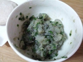 step2: 蝦子先取出十隻切丁 , 其餘的剁成蝦泥 , 韮菜切碎 ; 蝦泥和蝦丁拌勻 , 加入切碎的韮菜 , 再把調味料加入拌勻 , 放入冰箱冷藏一小時備用