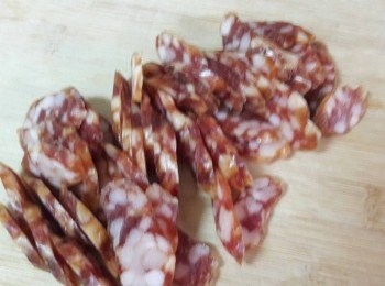 step1: 臘腸先切片