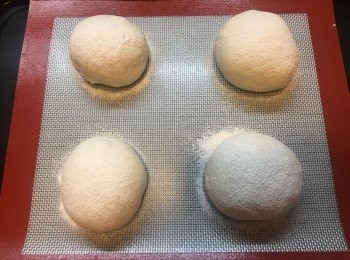 step6: 灑上麵粉，發酵大至一倍。