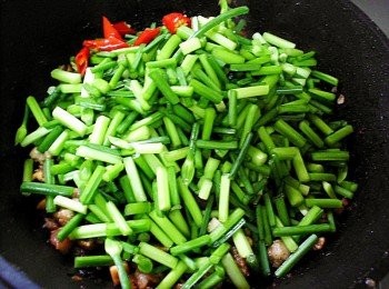 step3: 接著下韭菜花與辣椒段，將韭菜花炒熟後(韭菜花勿炒過熟，要帶點脆香約下鍋炒一分鐘)，加入所有<span class="group_1">調味料</span>大火快炒，拌炒均即可，起鍋滴幾滴香油