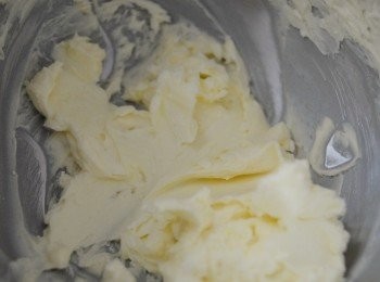 step1: 先用打蛋器打發牛油，打至淡黃色及呈乳霜狀，再下糖霜拌勻