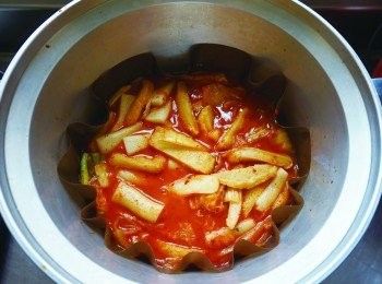 step5: 放入<span class="group_3">調味料</span>煮到滾沸後，放入年糕和切成適當大小的泡菜、甜不辣攪拌均勻，蓋上鍋蓋煮到湯汁收到8 分乾