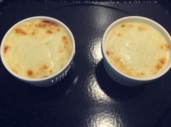 step2: 蒸熟后去皮，用勺子壓爛，再倒入容器里，表面放上芝士，烤箱預熱200度，中層上下火烤十分鐘左右(只要烤至碗中的芝士融化，顏色金黃即可)