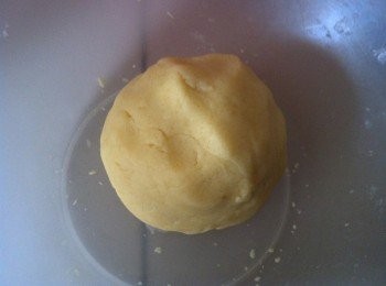 step3: 用手輕輕捏成麵團，用布把麵糰包起來30分鐘。《我放了1個小時。》