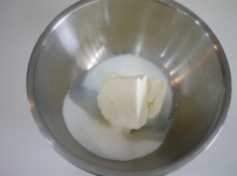 step1: cream cheese、100g砂糖及牛奶放置於同一攪拌盆中。