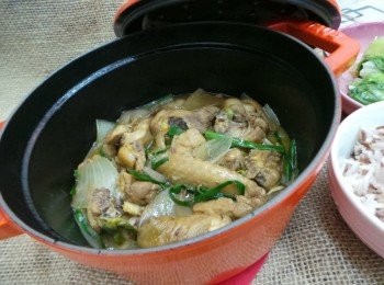 step6: 以小火加熱，將洋葱回鍋兜勻，最後加入葱段煮半分鐘，即成。