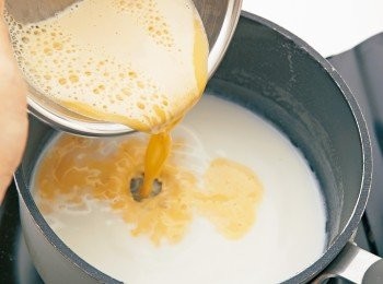 step6: 將5加回牛奶的小鍋子中，一邊用耐熱的橡皮刮刀攪拌，一邊用極小火加熱。