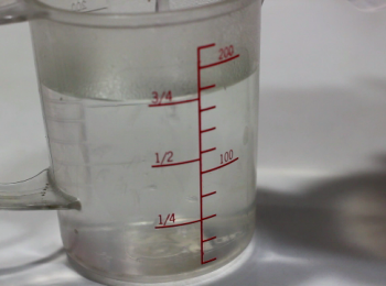 step2: 室溫水加至熱水當中, 調出約60℃ 的熱水。(熱水 120 ml+室溫水 95 ml) 並不是要做燙面的步驟, 而是要做出一個温熱的面團。温熱的面團能給成品做成外酥內軟的效果。