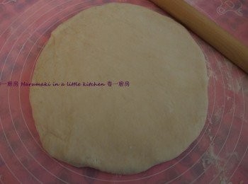 step3: 麵糰從雪櫃取出, 用棍搓平麵團(厚度約1cm)