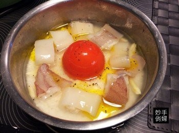 step1: 花枝洗淨以後切塊備用,米洗淨以後加入兩杯水,蒜片切好以後放入鍋中,淋上適量的橄欖油,加入一匙鹽巴,