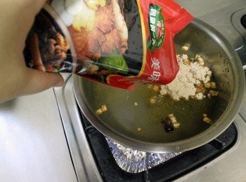 step4: 起湯鍋，倒入得意的一天美味濃湯-十全排骨加入適量的水攪拌均勻，加熱至滾後轉小火。(水勿過多)