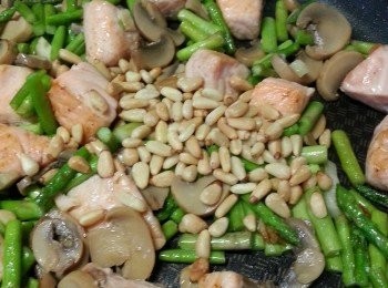 step12: 熄火倒入已經烘香的松子仁炒勻即可