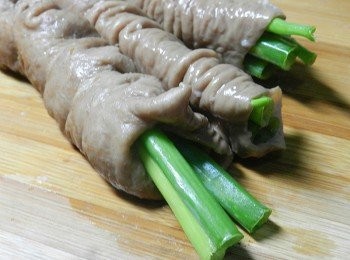 step7: 將蔥段塞入大腸中