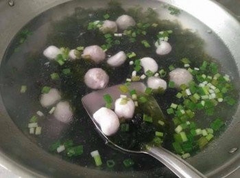 step2: 鍋中放入800cc的水，依序放入紫菜【澎湖野生水產】、狗母魚丸【澎湖水產】，開大火燒開滾煮的讓全部<span class="group_1">食材</span>釋放出鮮味，