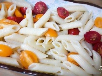 step15: 筆管麵煮熟後放到烤盤中 , 把其他小蕃茄對切放到筆管麵中拌勻