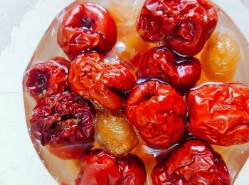 step2: 先用熱水將雪耳、紅棗及元肉浸軟，備用。