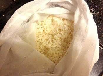 step3: 把糯米倒入布袋內, 放入滾水中隔水蒸20分鐘